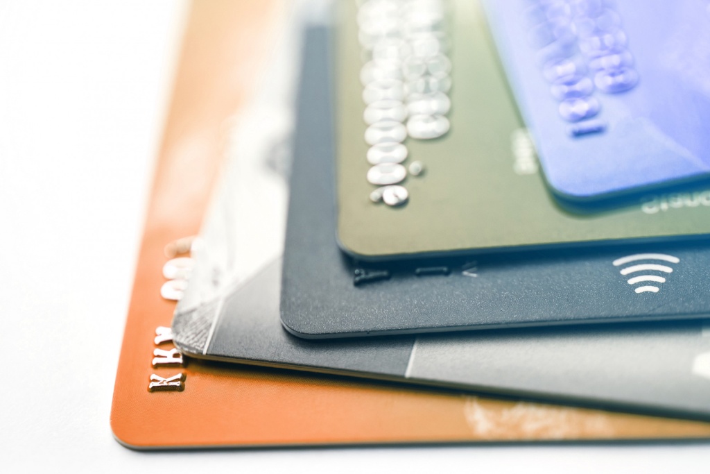 ЦБ определит предельный срок действия карт Visa и Mastercard в России