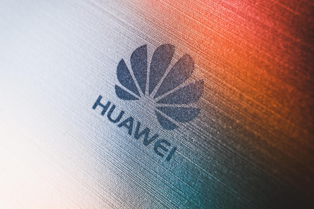 Huawei анонсировал старт продаж новых флагманских смартфонов в России