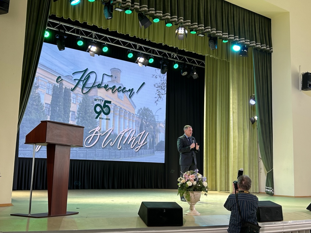 Депутат Воронежской гордумы Константин Ашифин вручил награды преподавателям ВГЛУ в честь 95-летия легендарного Лестеха