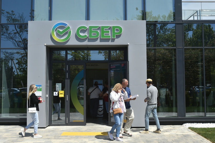 Коллекторы Сбербанка начали продавать «зарубежные» долги в недружественных странах 