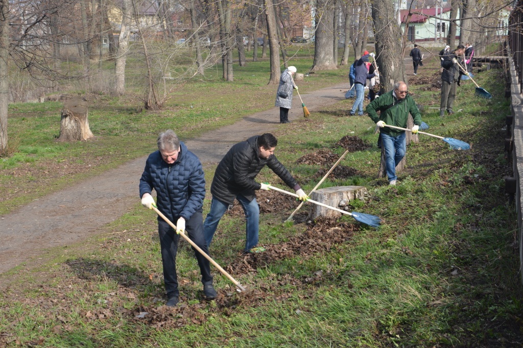Депутаты Воронежской городской Думы в рамках общегородского субботника навели порядок в Бринкманском саду