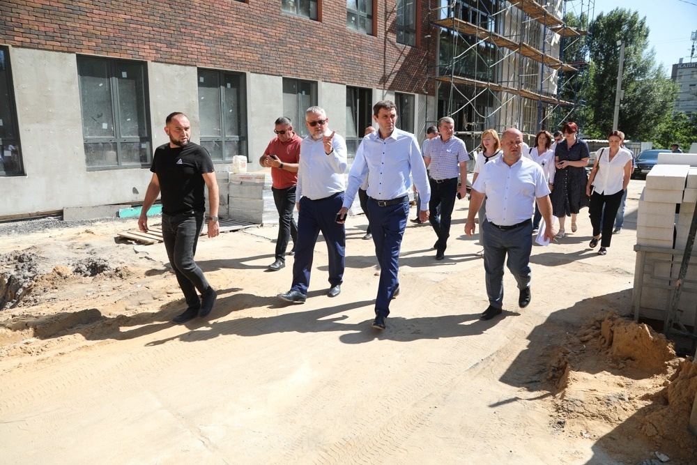 Сергей Петрин проинспектировал ход реконструкции школы №45 и капремонта школы №90 и дал ряд поручений