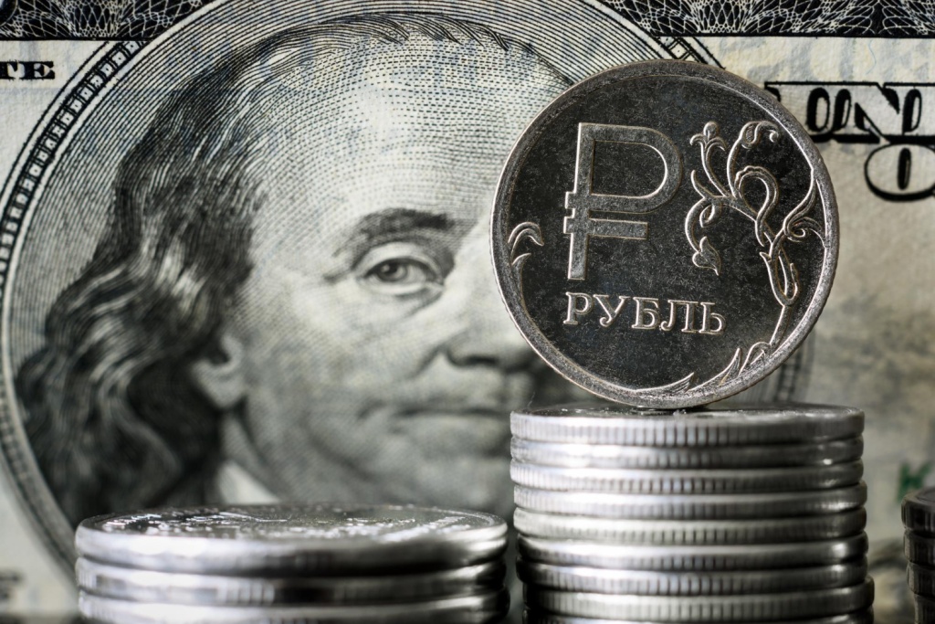 Курс доллара к рублю обновил полугодовой минимум