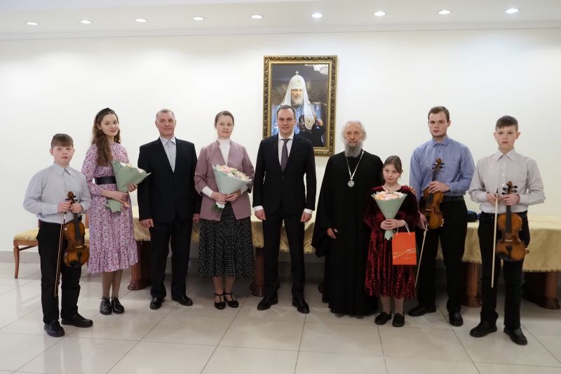 Глава Мордовии подарил музыкальные инструменты детям из многодетной семьи