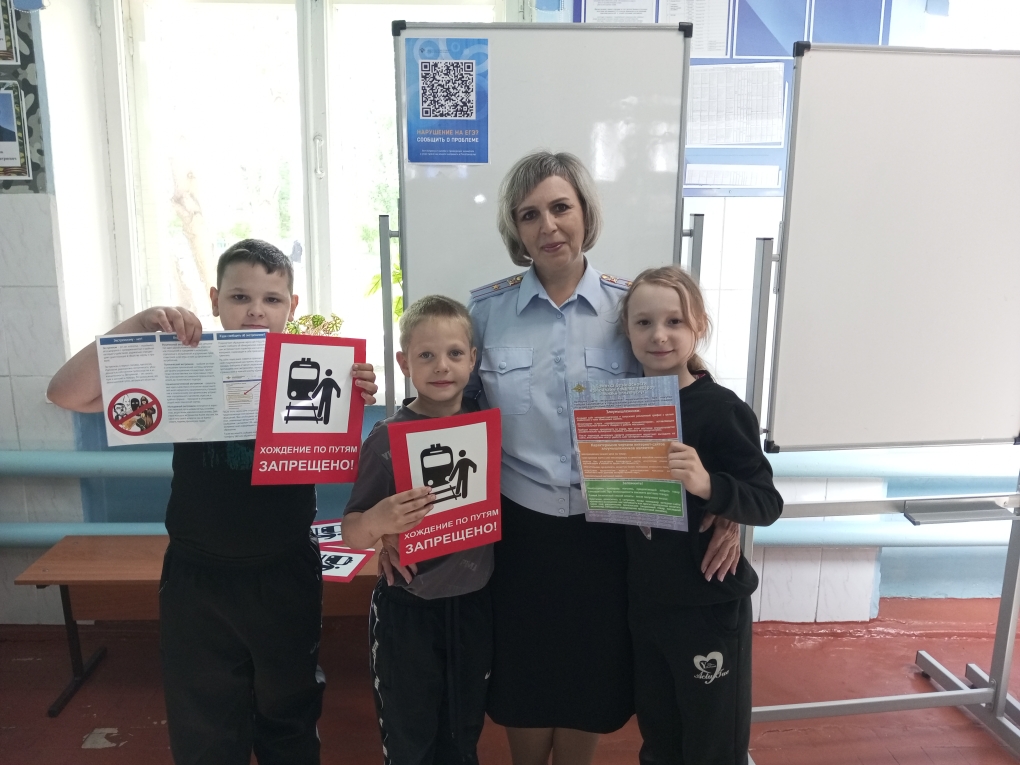 Сотрудники красноярской транспортной полиции на станции Иланская проводят для детей акцию «Безопасные каникулы»