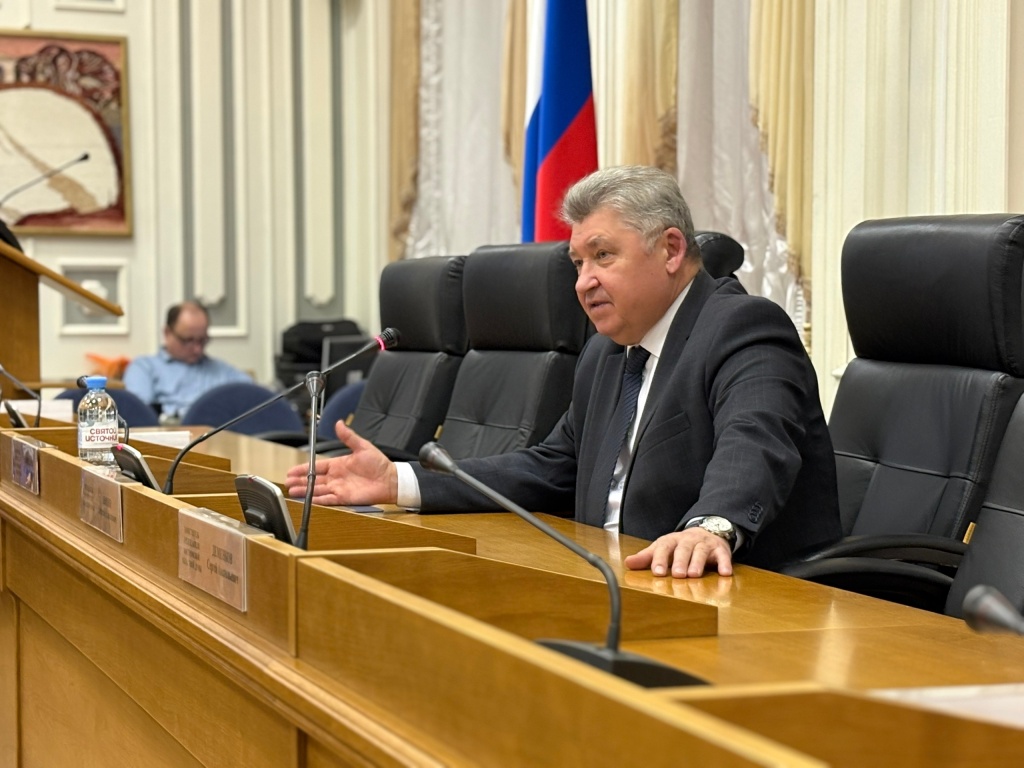 Председатель Костромской областной Думы Алексей Анохин провел открытый урок парламентаризма для молодогвардейцев