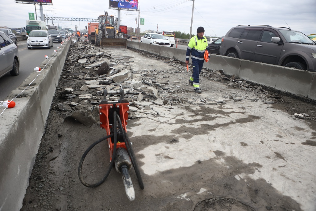 В Новосибирске на Димитровском мосту работы идут круглосуточно