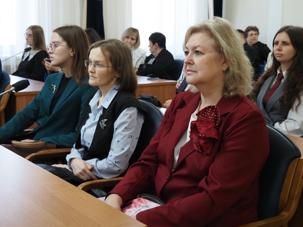 Депутаты Воронежской городской Думы вручили почётные грамоты педагогам в преддверие их профессионального праздника