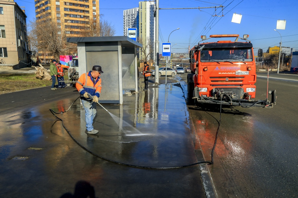 В Новосибирске улицы Ленинского района убирают по новой системе