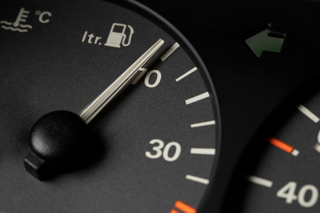 https://www.magnific.com/ru/free-photo/close-up-fuel-level-gauge-vehicle_94965635.htm#fromView=search&page=1&position=14&uuid=2b64e2eb-9a37-4e90-86a2-2b029e90383a&query=топливо