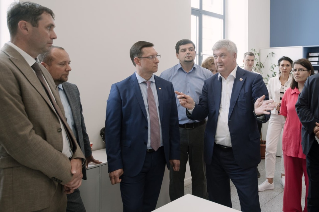 Мэр Воронежа доложил губернатору о корректировке движения для улучшения дорожной ситуации в левобережной части города Мэр Воронежа доложил губернатору о корректировке движения для улучшения дорожной ситуации в левобережной части города