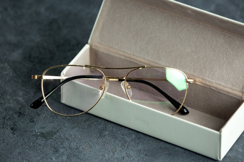 Жительница Самары потеряла миллион рублей при заказе очков через интернет