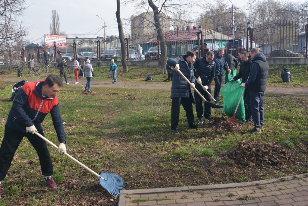 Депутаты Воронежской городской Думы в рамках общегородского субботника навели порядок в Бринкманском саду