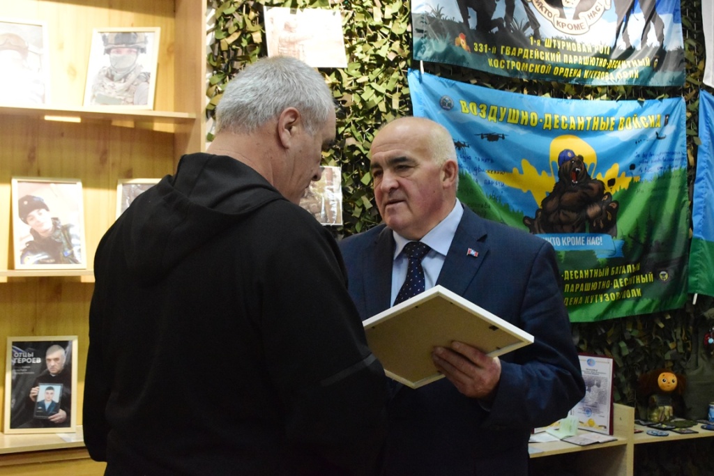 Губернатор Сергей Ситников лично поблагодарил волонтёров «Армии тыла памяти Эдуарда Реунова» за масштабную помощь российским военным Губернатор Сергей Ситников лично поблагодарил волонтёров «Армии тыла памяти Эдуарда Реунова» за масштабную помощь российским военным